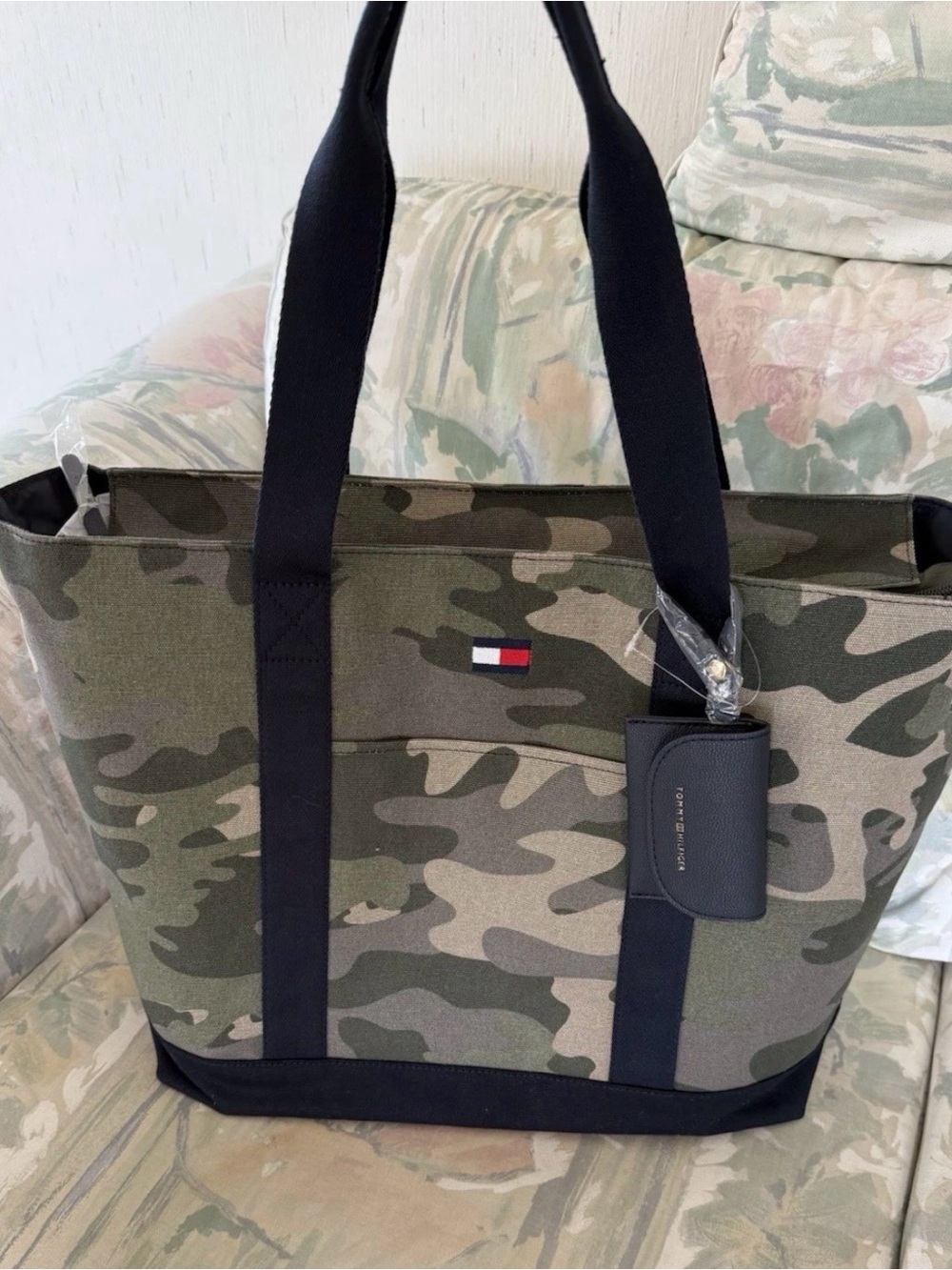 Tommy Hilfiger Camouflage Tote Bag Camo Handbag Purse with Card Holder NWT